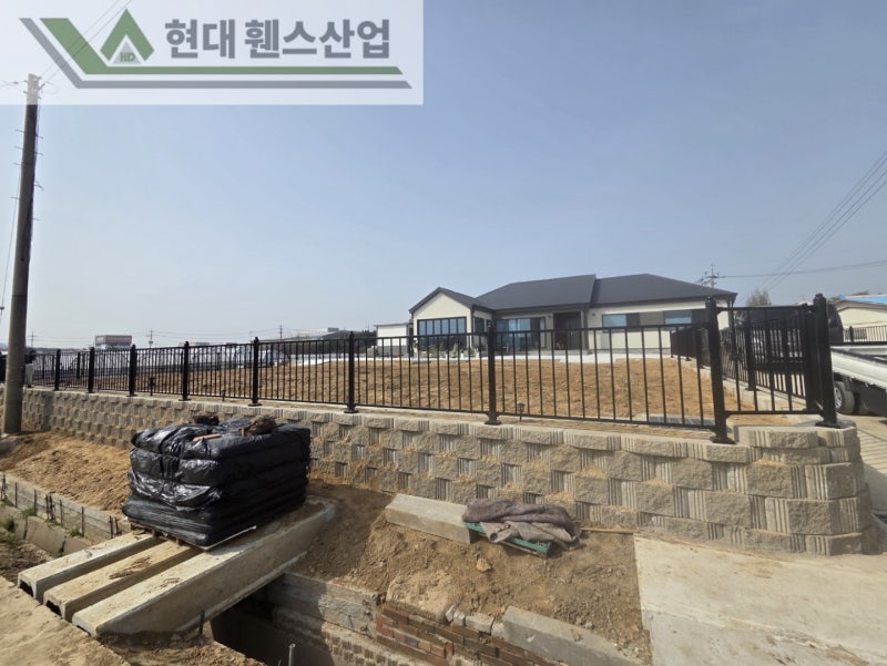 천안휀스 펜스 울타리 - 천안시 직산읍에 위치한 전원주택에 경계용 베이직A형휀스를 시공한 현장을 소개합니다. 천안휀스 펜스 울타리 - 천안시 직산읍에 위치한 전원주택에 경계용 베이직A형휀스를 시공한 현장을 소개합니다.
