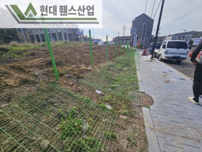 천안휀스 펜스 울타리 - 천안시 성성동에 위치한 빈 공터에 경계용 메쉬휀스를 시공한 현장을 소개합니다. 천안휀스 펜스 울타리 - 천안시 성성동에 위치한 빈 공터에 경계용 메쉬휀스를 시공한 현장을 소개합니다.