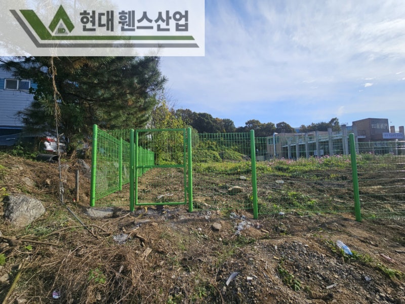 천안휀스 펜스 울타리 - 천안시 성성동에 위치한 빈 공터에 경계용 메쉬휀스를 시공한 현장을 소개합니다. 천안휀스 펜스 울타리 - 천안시 성성동에 위치한 빈 공터에 경계용 메쉬휀스를 시공한 현장을 소개합니다.