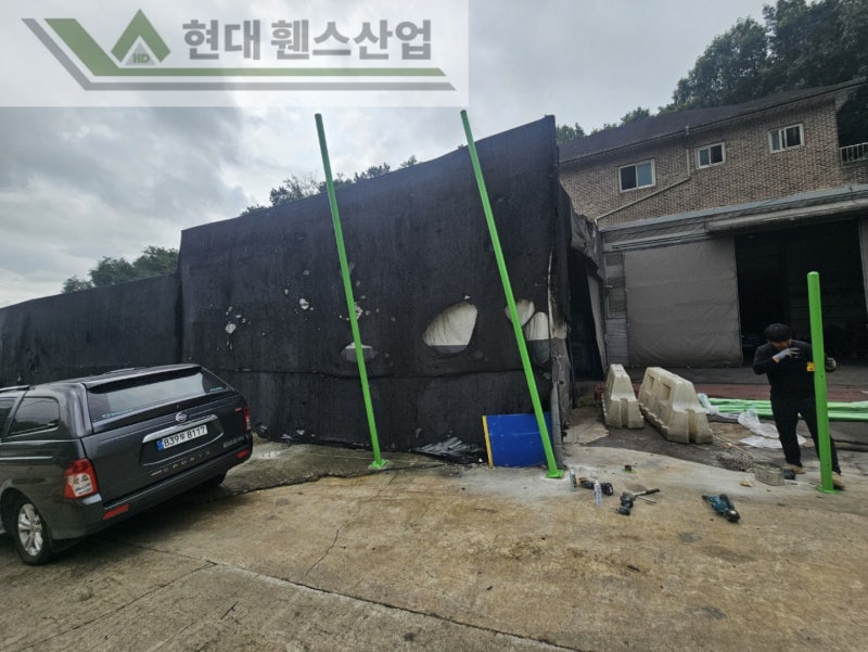 천안휀스 펜스 울타리 - 천안시 목천읍에 위치한 공장 경계에 차폐휀스를 설치한 현장을 소개합니다.