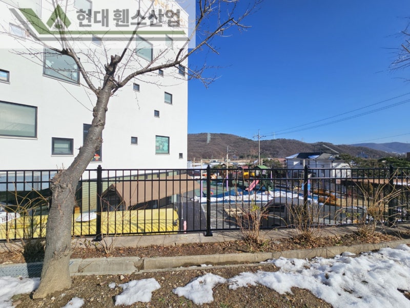 평택휀스 펜스 울타리 - 평택시 용이동에 위치한 유치원 주차장에 기존 메쉬휀스 철거 및 베이직B형휀스를 시공한 현장을 소개합니다.