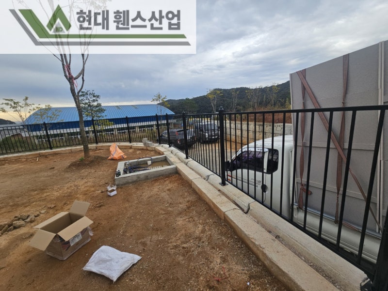 평택휀스 펜스 울타리 - 평택시 안중읍에 위치한 전원주택 경계에 베이직A형휀스를 시공한 현장을 소개합니다. 평택휀스 펜스 울타리 - 평택시 안중읍에 위치한 전원주택 경계에 베이직A형휀스를 시공한 현장을 소개합니다.