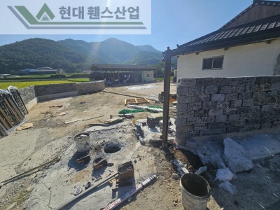 평택휀스 펜스 울타리 - 평택시 칠원동에 위치한 작은 마을 주택에 아름다운 합성목재가 들어간 대문을 시공한 현장을 소개합니다. 평택휀스 펜스 울타리 - 평택시 칠원동에 위치한 작은 마을 주택에 아름다운 합성목재가 들어간 대문을 시공한 현장을 소개합니다.