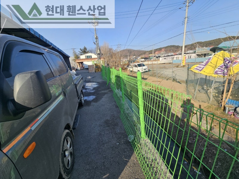 천안휀스 펜스 울타리 - 천안시 직산읍에 위치한 제조 공장 경계에 오래된 메쉬휀스를 철거하고 새로운 메쉬휀스를 시공한 현장을 소개합니다. 천안휀스 펜스 울타리 - 천안시 직산읍에 위치한 제조 공장 경계에 오래된 메쉬휀스를 철거하고 새로운 메쉬휀스를 시공한 현장을 소개합니다.