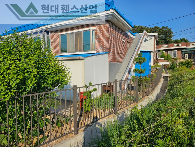 진천휀스 펜스 울타리 - 진천군 문백면에 위치한 작은 시골마을 주택에 심플하지만 고급스러운 베이직 A형휀스를 설치한 현장을 소개합니다. 진천휀스 펜스 울타리 - 진천군 문백면에 위치한 작은 시골마을 주택에 심플하지만 고급스러운 베이직 A형휀스를 설치한 현장을 소개합니다.