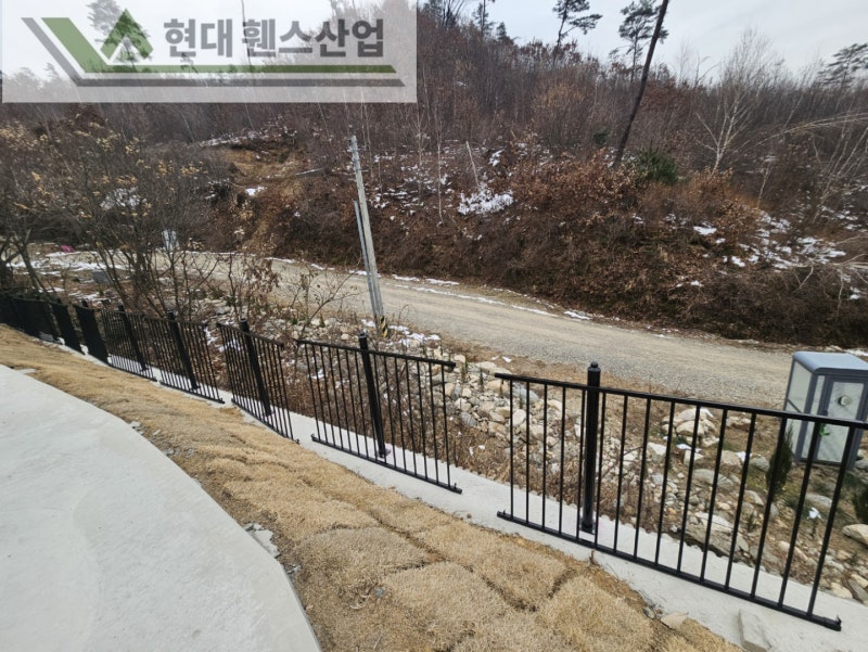 아산휀스 펜스 울타리 - 아산시 온천동에 위치한 전원주택 경계에 베이직A형휀스를 시공한 현장을 소개합니다. 아산휀스 펜스 울타리 - 아산시 온천동에 위치한 전원주택 경계에 베이직A형휀스를 시공한 현장을 소개합니다.