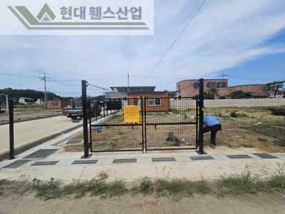 화성휀스 펜스 울타리 - 화성시 전곡항 부근 펜션단지에 경계용 메쉬휀스를 설치한 현장을 소개합니다. 화성휀스 펜스 울타리 - 화성시 전곡항 부근 펜션단지에 경계용 메쉬휀스를 설치한 현장을 소개합니다.