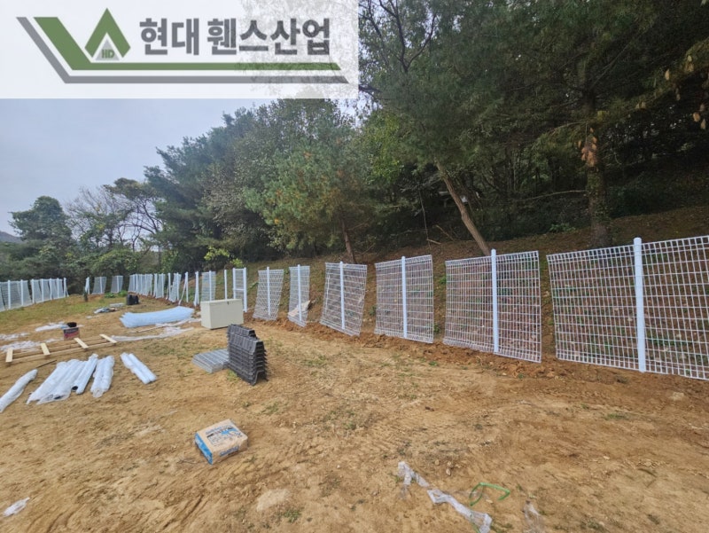 안성휀스 펜스 울타리 - 안성시 아양동에 위치한 나대지에 경계용 메쉬휀스를 시공한 현장을 소개합니다. 안성휀스 펜스 울타리 - 안성시 아양동에 위치한 나대지에 경계용 메쉬휀스를 시공한 현장을 소개합니다.