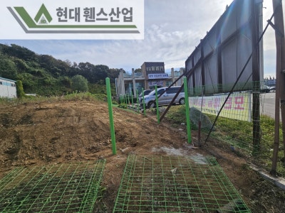 천안휀스 펜스 울타리 - 천안시 성성동에 위치한 빈 공터에 경계용 메쉬휀스를 시공한 현장을 소개합니다. 천안휀스 펜스 울타리 - 천안시 성성동에 위치한 빈 공터에 경계용 메쉬휀스를 시공한 현장을 소개합니다.