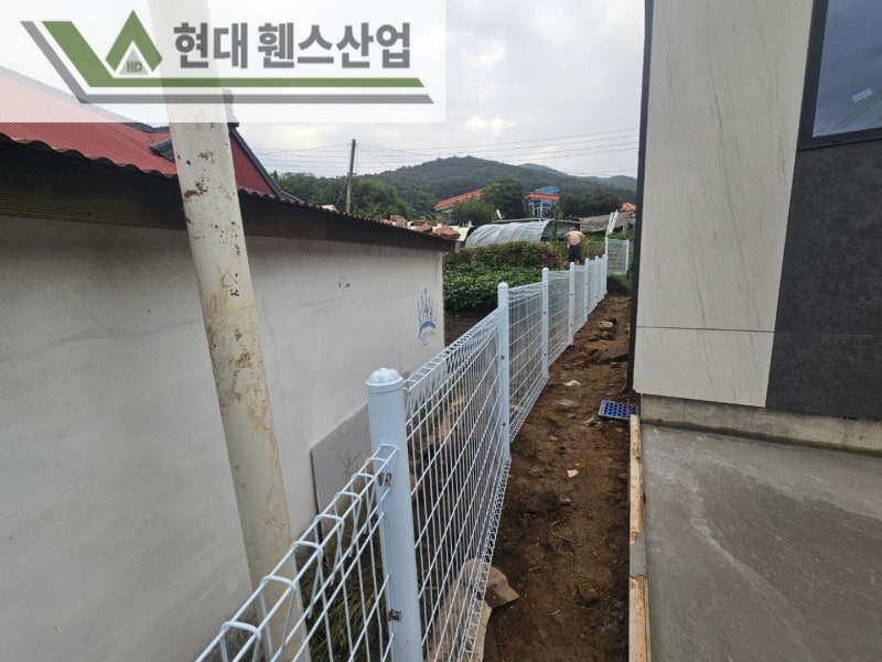강화휀스 펜스 울타리 - 강화도에 위치한 전원주택 경계에 메쉬휀스를 시공한 현장을 소개합니다. 강화휀스 펜스 울타리 - 강화도에 위치한 전원주택 경계에 메쉬휀스를 시공한 현장을 소개합니다.