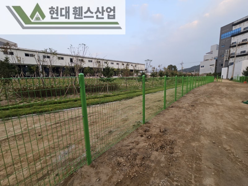 오산휀스 펜스 울타리 - 오산시 초평동에 위치한 나대지 경계에 메쉬휀스를 시공한 현장을 소개합니다.