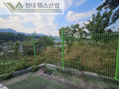 평택휀스 펜스 울타리 - 평택시 송탄읍에 위치한 택배 물류창고 뒤편에 출입방지용 메쉬휀스를 설치한 현장을 소개합니다.