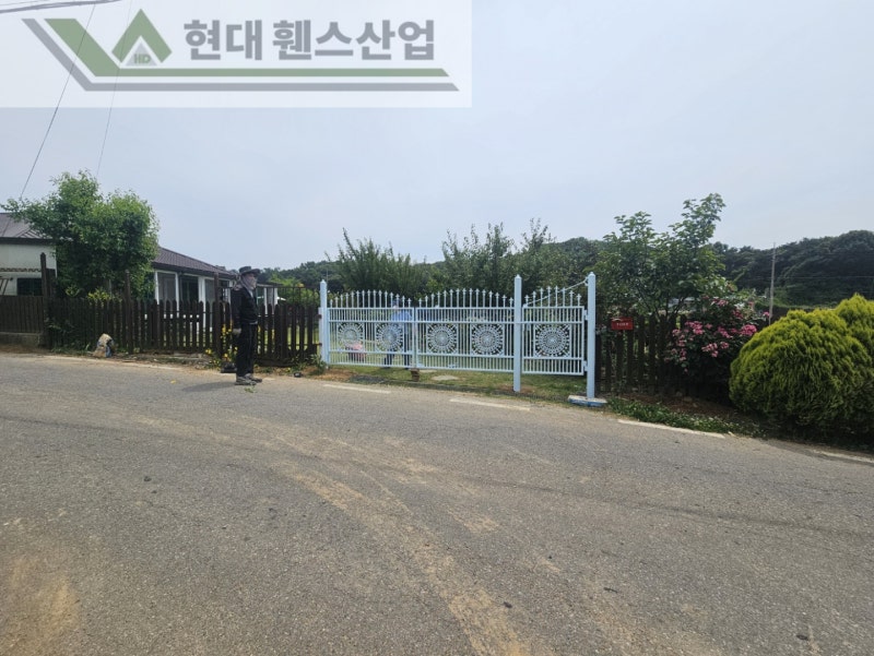 천안휀스 펜스 울타리 - 천안시 성환읍에 위치한 시골마을 집 담장에 베이직휀스를 설치한 현장을 소개합니다. 천안휀스 펜스 울타리 - 천안시 성환읍에 위치한 시골마을 집 담장에 베이직휀스를 설치한 현장을 소개합니다.