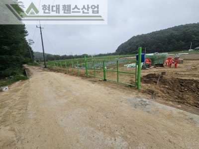 아산휀스 펜스 울타리 - 아산시 신창면에 위치한 농막 부지 경계에 메쉬휀스를 설치한 현장을 소개합니다. 아산휀스 펜스 울타리 - 아산시 신창면에 위치한 농막 부지 경계에 메쉬휀스를 설치한 현장을 소개합니다.