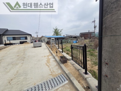 천안휀스 펜스 울타리 - 천안시 직산읍에 위치한 전원주택에 경계용 베이직A형휀스를 시공한 현장을 소개합니다. 천안휀스 펜스 울타리 - 천안시 직산읍에 위치한 전원주택에 경계용 베이직A형휀스를 시공한 현장을 소개합니다.