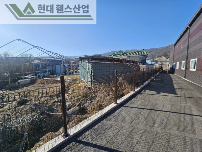 파주휀스 펜스 울타리 - 파주시 문산읍에 위치한 신축 창고단지 경계에 메쉬휀스를 시공한 현장을 소개합니다. 파주휀스 펜스 울타리 - 파주시 문산읍에 위치한 신축 창고단지 경계에 메쉬휀스를 시공한 현장을 소개합니다.