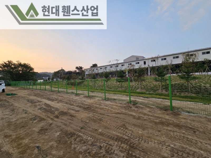 오산휀스 펜스 울타리 - 오산시 초평동에 위치한 나대지 경계에 메쉬휀스를 시공한 현장을 소개합니다.