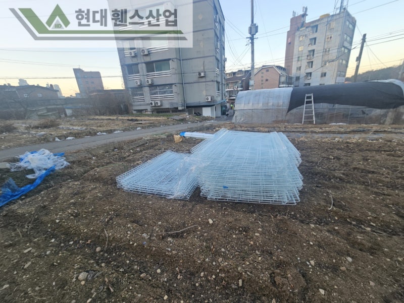 오산휀스 펜스 울타리 - 오산시 지곶동에 위치한 신축 건물에 경계용 메쉬휀스를 시공한 현장을 소개합니다.