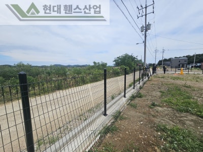 화성휀스 펜스 울타리 - 화성시 전곡항 부근 펜션단지에 경계용 메쉬휀스를 설치한 현장을 소개합니다. 화성휀스 펜스 울타리 - 화성시 전곡항 부근 펜션단지에 경계용 메쉬휀스를 설치한 현장을 소개합니다.