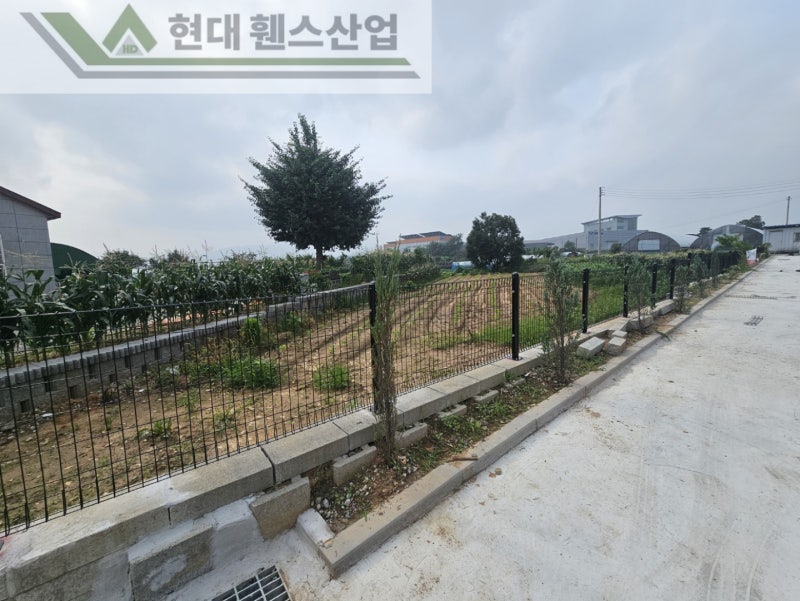 천안휀스 펜스 울타리 - 천안시 성거읍에 위치한 음식점 옥외 주차장에 경계용 메쉬휀스를 설치한 현장을 소개합니다. 천안휀스 펜스 울타리 - 천안시 성거읍에 위치한 음식점 옥외 주차장에 경계용 메쉬휀스를 설치한 현장을 소개합니다.