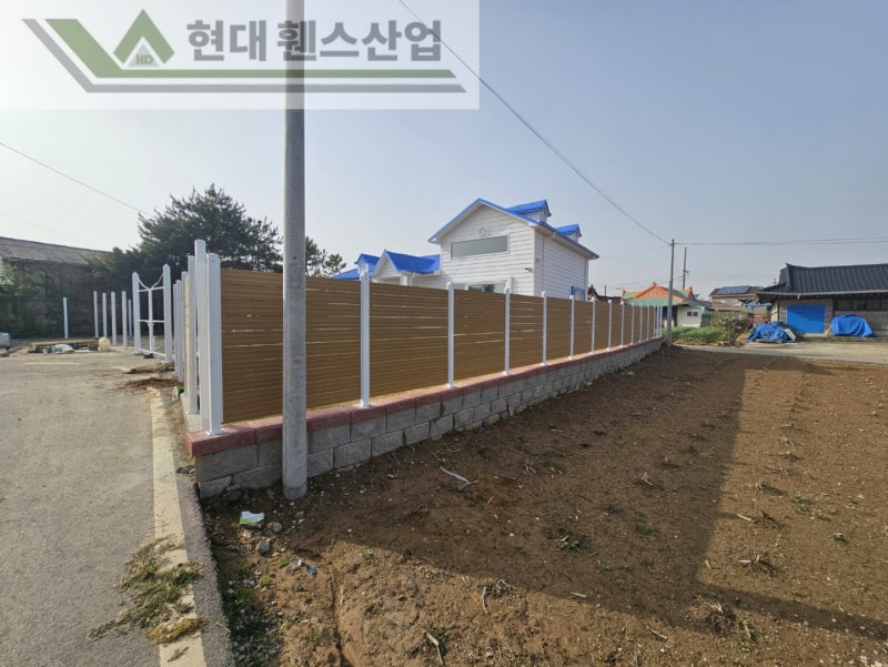 여주휀스 펜스 울타리 - 여주시 점동면에 위치한 키즈카페 예정지에 합성목재 가림막휀스와 차폐휀스를 설치한 현장을 소개합니다. Vo.1