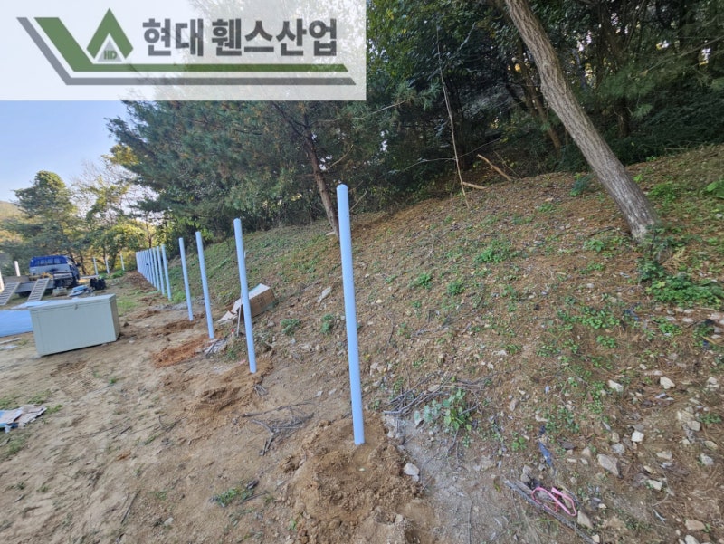 안성휀스 펜스 울타리 - 안성시 아양동에 위치한 나대지에 경계용 메쉬휀스를 시공한 현장을 소개합니다. 안성휀스 펜스 울타리 - 안성시 아양동에 위치한 나대지에 경계용 메쉬휀스를 시공한 현장을 소개합니다.