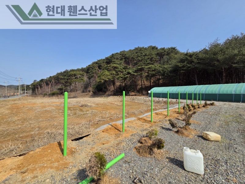 강화도휀스 펜스 울타리 - 강화도에 위치한 개인 소유지 경계에 메쉬휀스를 시공한 현장을 소개합니다.