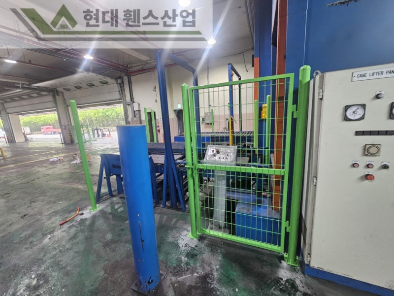 평택휀스 펜스 울타리 - 평택시에 위치한 물류창고에 있는 컨베이어벨트 주변에 위험방지용 메쉬휀스를 설치한 현장을 소개합니다.