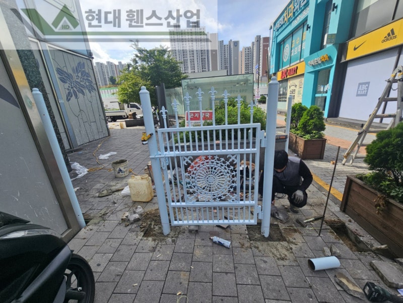 고양휀스 펜스 울타리 - 고양시 일산동구에 위치한 복합 쇼핑몰 건물에 출입방지용 디자인창살휀스를 설치한 현장을 소개합니다. 고양휀스 펜스 울타리 - 고양시 일산동구에 위치한 복합 쇼핑몰 건물에 출입방지용 디자인창살휀스를 설치한 현장을 소개합니다.