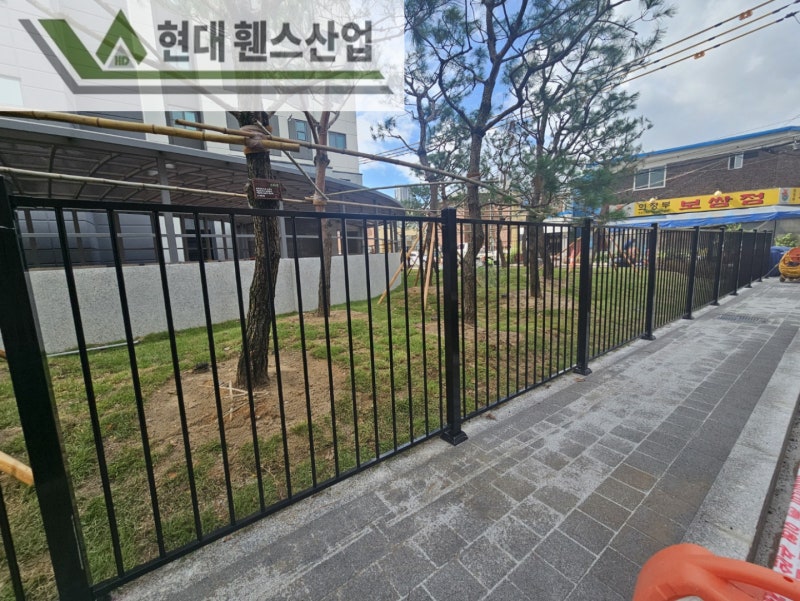 남양주 휀스 펜스 울타리 - 남양주시 진전읍에 위치한 신축 아파트 단지 경계에 베이직 A형휀스를 시공한 현장을 소개합니다.