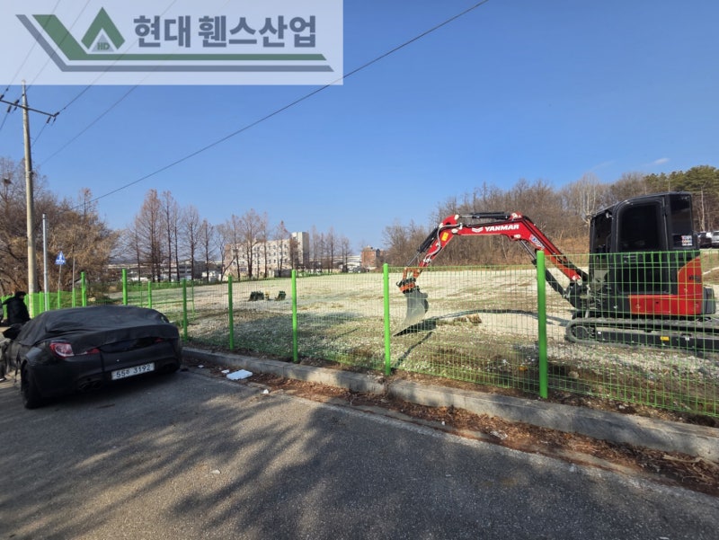 평택휀스 펜스 울타리 - 저번주에 이어 평택 렌터카 회사 부지 경계에 추가로 메쉬휀스를 시공한 현장을 소개합니다. 평택휀스 펜스 울타리 - 저번주에 이어 평택 렌터카 회사 부지 경계에 추가로 메쉬휀스를 시공한 현장을 소개합니다.