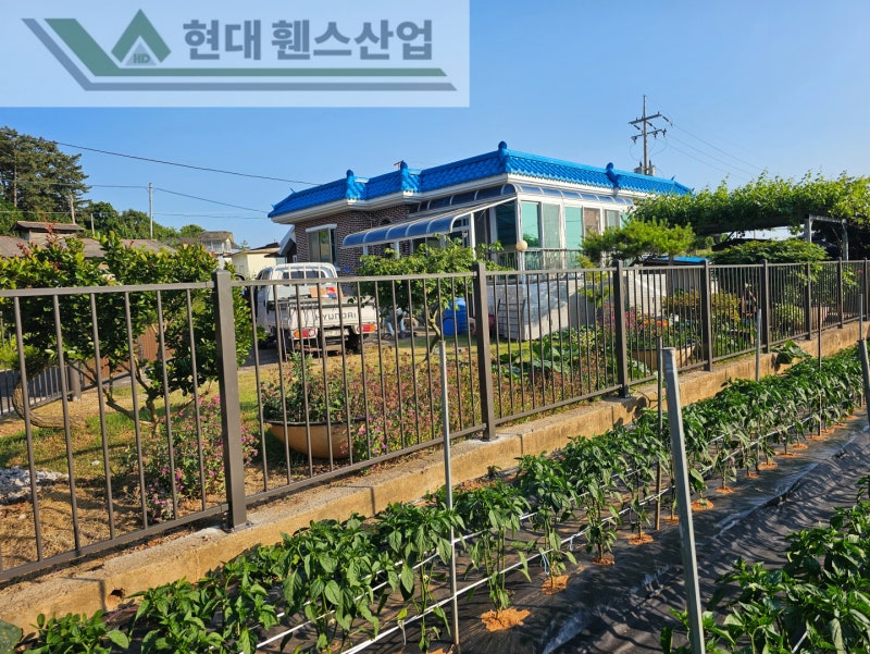 진천휀스 펜스 울타리 - 진천군 문백면에 위치한 작은 시골마을 주택에 심플하지만 고급스러운 베이직 A형휀스를 설치한 현장을 소개합니다. 진천휀스 펜스 울타리 - 진천군 문백면에 위치한 작은 시골마을 주택에 심플하지만 고급스러운 베이직 A형휀스를 설치한 현장을 소개합니다.