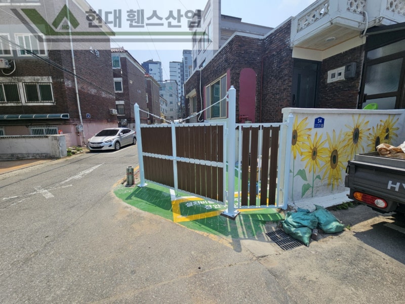시흥휀스 펜스 울타리 - 시흥시 대야동에 위치한 단독주택에 목재가 아름다운 미네랄 데크휀스와 대문을 설치한 현장을 소개합니다.