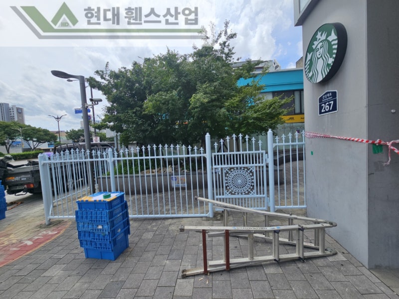 고양휀스 펜스 울타리 - 고양시 일산동구에 위치한 복합 쇼핑몰 건물에 출입방지용 디자인창살휀스를 설치한 현장을 소개합니다. 고양휀스 펜스 울타리 - 고양시 일산동구에 위치한 복합 쇼핑몰 건물에 출입방지용 디자인창살휀스를 설치한 현장을 소개합니다.