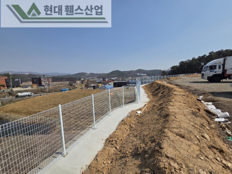 천안휀스 펜스 울타리 - 천안시 직산읍에 위치한 나대지 경계에 추락방지용 메쉬휀스를 시공한 현장을 소개합니다.