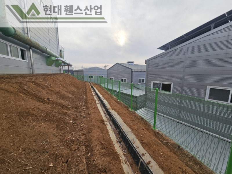 당진휀스 펜스 울타리 - 당진시 원당동에 위치한 공장 경계에 설치된 오래된 울타리를 철거하고 새롭게 시공해드린 현장을 소개합니다.