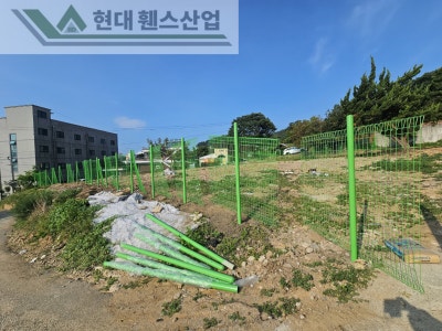 아산휀스 펜스 울타리 - 아산시 탕정면에 위치한 공터에 경계용 메쉬휀스를 시공한 현장을 소개합니다. 아산휀스 펜스 울타리 - 아산시 탕정면에 위치한 공터에 경계용 메쉬휀스를 시공한 현장을 소개합니다.