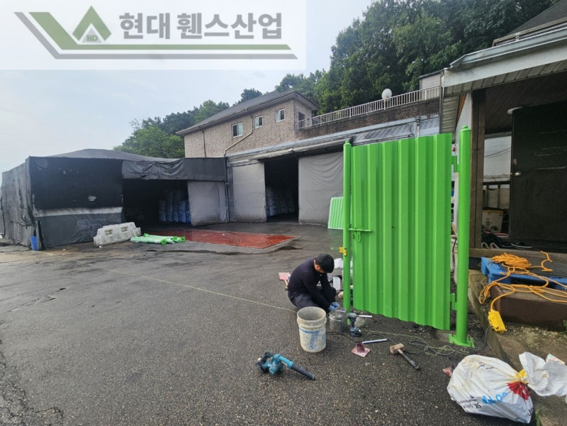 천안휀스 펜스 울타리 - 천안시 목천읍에 위치한 공장 경계에 차폐휀스를 설치한 현장을 소개합니다.