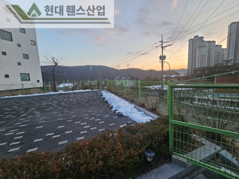평택휀스 펜스 울타리 - 평택시 용이동에 위치한 유치원 주차장에 기존 메쉬휀스 철거 및 베이직B형휀스를 시공한 현장을 소개합니다.