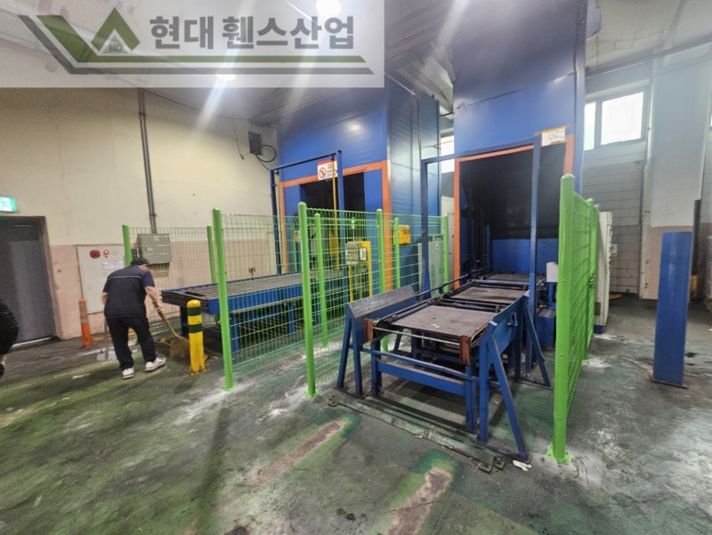 평택휀스 펜스 울타리 - 평택시에 위치한 물류창고에 있는 컨베이어벨트 주변에 위험방지용 메쉬휀스를 설치한 현장을 소개합니다.