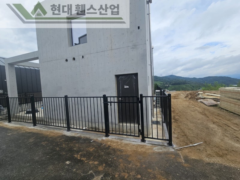 가평휀스 펜스 울타리 - 가평군 전원주택단지에 베이직 A형휀스를 설치한 현장을 소개합니다. 가평휀스 펜스 울타리 - 가평군 전원주택단지에 베이직 A형휀스를 설치한 현장을 소개합니다.