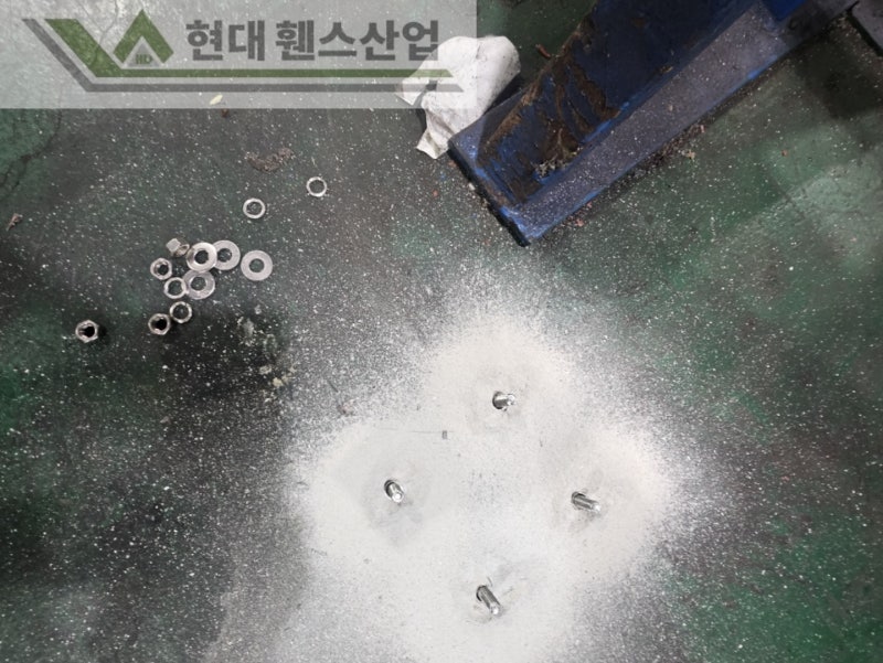 평택휀스 펜스 울타리 - 평택시에 위치한 물류창고에 있는 컨베이어벨트 주변에 위험방지용 메쉬휀스를 설치한 현장을 소개합니다.