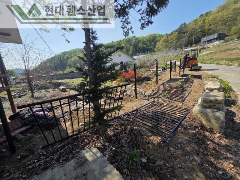 공주휀스 펜스 울타리 - 공주시 유구읍에 위치한 전원주택 경계에 오래된 휀스를 철거하고 새롭게 베이직휀스를 시공한 현장을 소개합니다. 공주휀스 펜스 울타리 - 공주시 유구읍에 위치한 전원주택 경계에 오래된 휀스를 철거하고 새롭게 베이직휀스를 시공한 현장을 소개합니다.