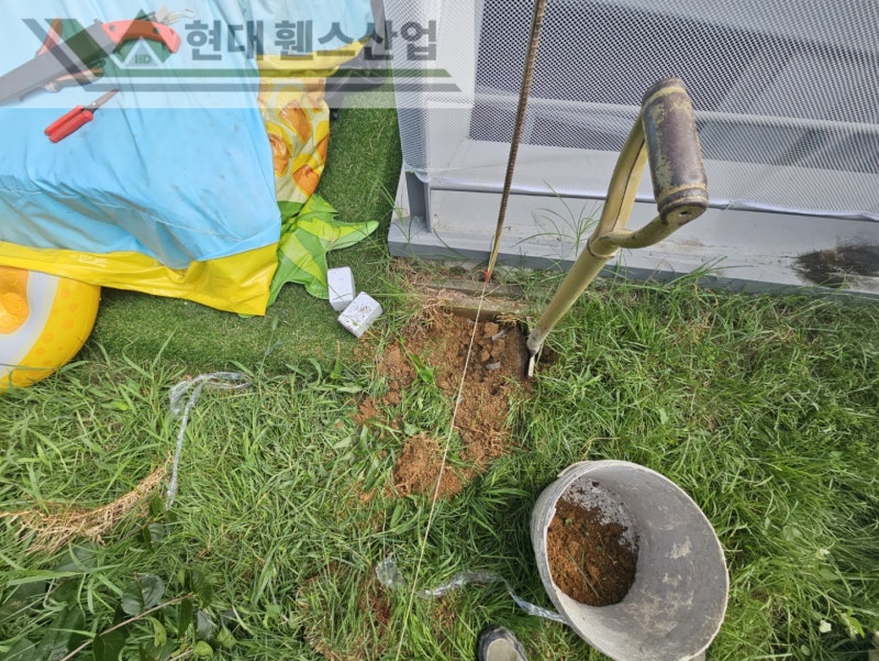 진천휀스 펜스 울타리 - 진천군 문백면에 위치한 전원주택 마당에 반려견의 공간을 위한 메쉬휀스를 시공한 현장을 소개합니다. 진천휀스 펜스 울타리 - 진천군 문백면에 위치한 전원주택 마당에 반려견의 공간을 위한 메쉬휀스를 시공한 현장을 소개합니다.