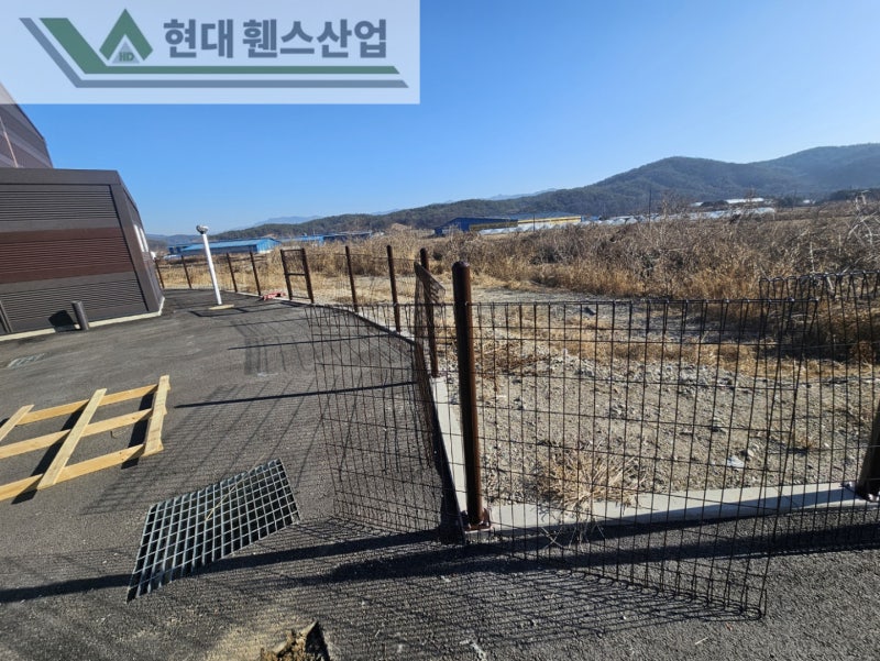 파주휀스 펜스 울타리 - 파주시 문산읍에 위치한 신축 창고단지 경계에 메쉬휀스를 시공한 현장을 소개합니다. 파주휀스 펜스 울타리 - 파주시 문산읍에 위치한 신축 창고단지 경계에 메쉬휀스를 시공한 현장을 소개합니다.