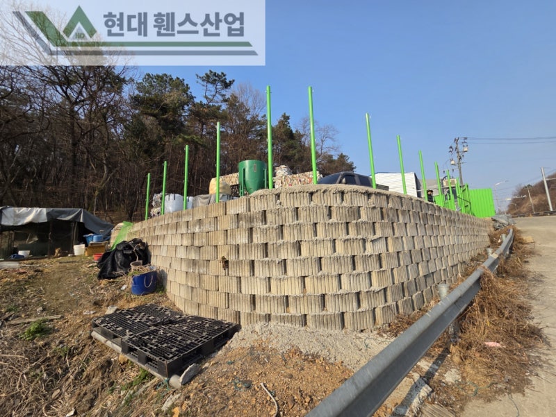아산휀스 펜스 울타리 - 아산시 용화동에 위치한 재활용 공장 경계에 차폐휀스를 시공한 현장을 소개합니다. 아산휀스 펜스 울타리 - 아산시 용화동에 위치한 재활용 공장 경계에 차폐휀스를 시공한 현장을 소개합니다.