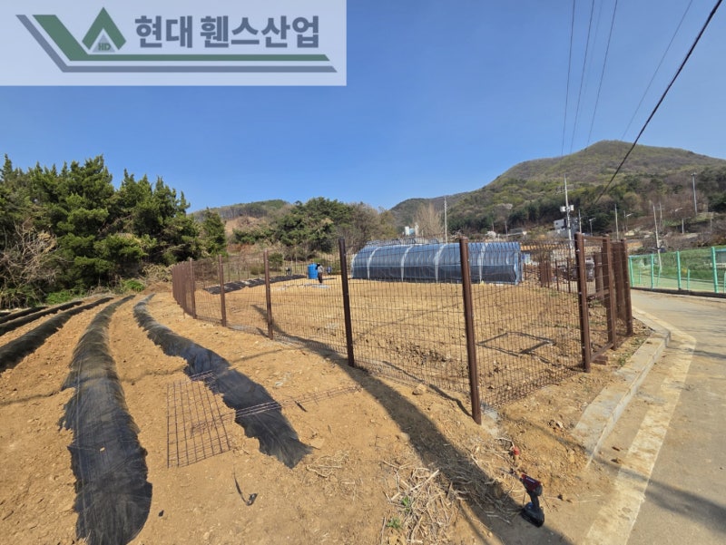 평택휀스 펜스 울타리 - 평택시 칠원동에 위치한 농막에 경계용 메쉬휀스를 시공한 현장을 소개합니다. 평택휀스 펜스 울타리 - 평택시 칠원동에 위치한 농막에 경계용 메쉬휀스를 시공한 현장을 소개합니다.