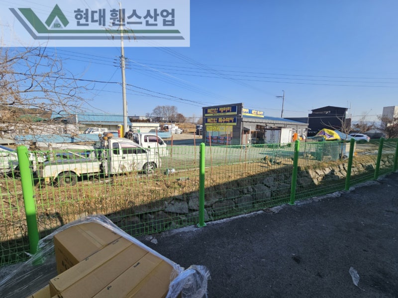 천안휀스 펜스 울타리 - 천안시 직산읍에 위치한 제조 공장 경계에 오래된 메쉬휀스를 철거하고 새로운 메쉬휀스를 시공한 현장을 소개합니다. 천안휀스 펜스 울타리 - 천안시 직산읍에 위치한 제조 공장 경계에 오래된 메쉬휀스를 철거하고 새로운 메쉬휀스를 시공한 현장을 소개합니다.