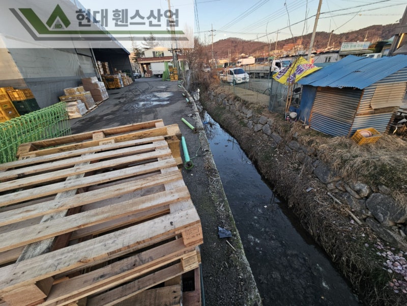 천안휀스 펜스 울타리 - 천안시 직산읍에 위치한 제조 공장 경계에 오래된 메쉬휀스를 철거하고 새로운 메쉬휀스를 시공한 현장을 소개합니다. 천안휀스 펜스 울타리 - 천안시 직산읍에 위치한 제조 공장 경계에 오래된 메쉬휀스를 철거하고 새로운 메쉬휀스를 시공한 현장을 소개합니다.