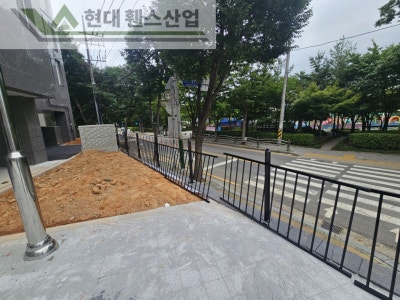 부천휀스 펜스 울타리 - 부천시 원종동에 위치한 신규 재건축 아파트 경계에 베이직 A형 휀스를 설치한 현장을 소개합니다. 부천휀스 펜스 울타리 - 부천시 원종동에 위치한 신규 재건축 아파트 경계에 베이직 A형 휀스를 설치한 현장을 소개합니다.